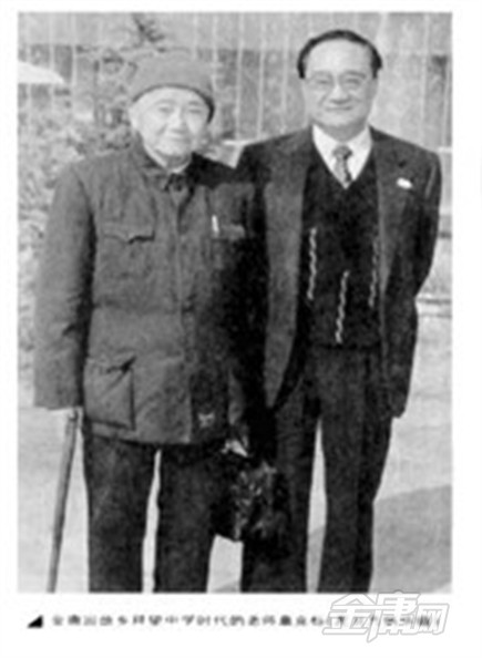 金庸回故乡拜望中学时代的老师章克标(左) 方炳华摄